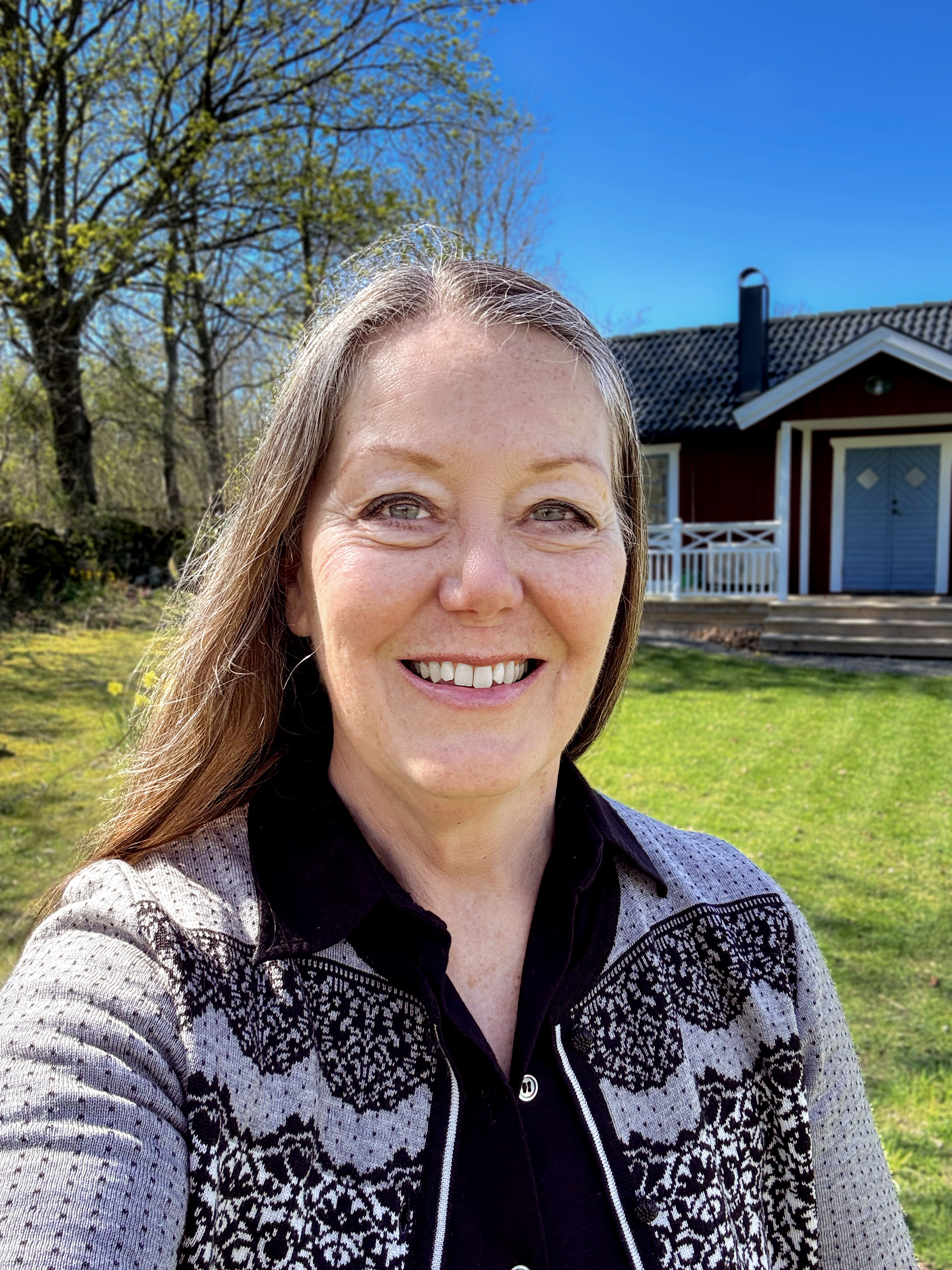 Kristina Sjögren vid skrivarstugan på Öland